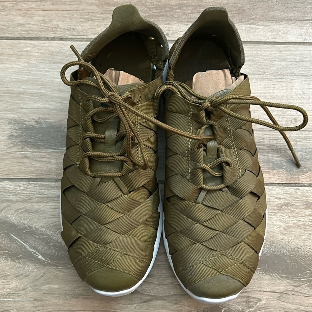 Nike Women's Juvenate Woven Premium Size 7 women’s